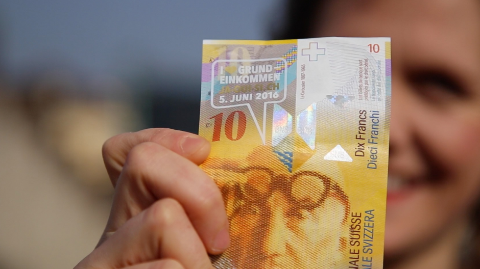 Bedingungsloses Grundeinkommen: Flyer-Aktion mit echten Banknötli