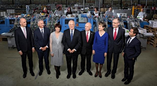 Bundesratsfoto 2016: Gut gelaunt in einer Druckerei