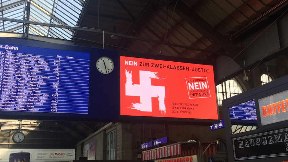 Abstimmungskampagne: SBB stoppen Hakenkreuz-Plakat