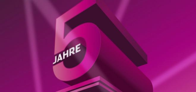 Blick am Abend: Brombeerfarbenes Blatt feiert den fünften Geburtstag