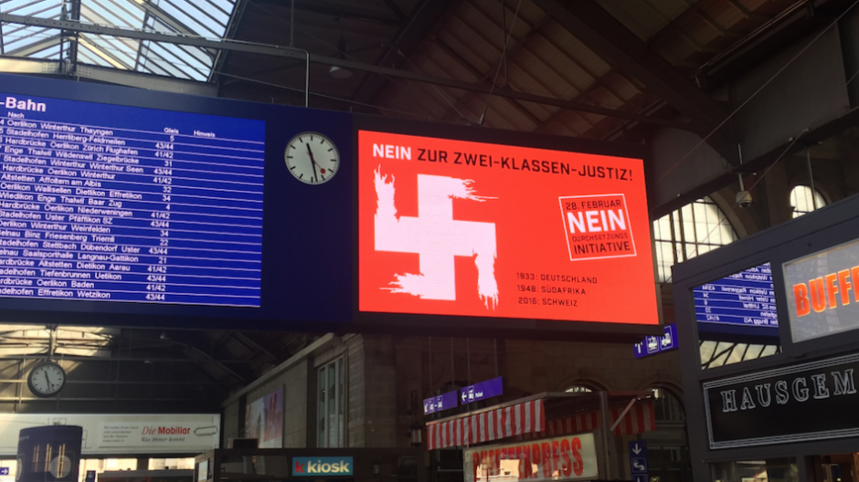 Abstimmungskampagne: Hakenkreuz flimmert über Anzeigetafel im Zürcher HB