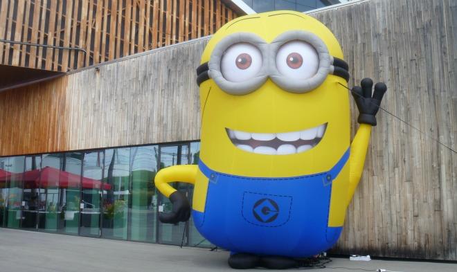 Allaccess: Ist mit Riesen-Minion unterwegs