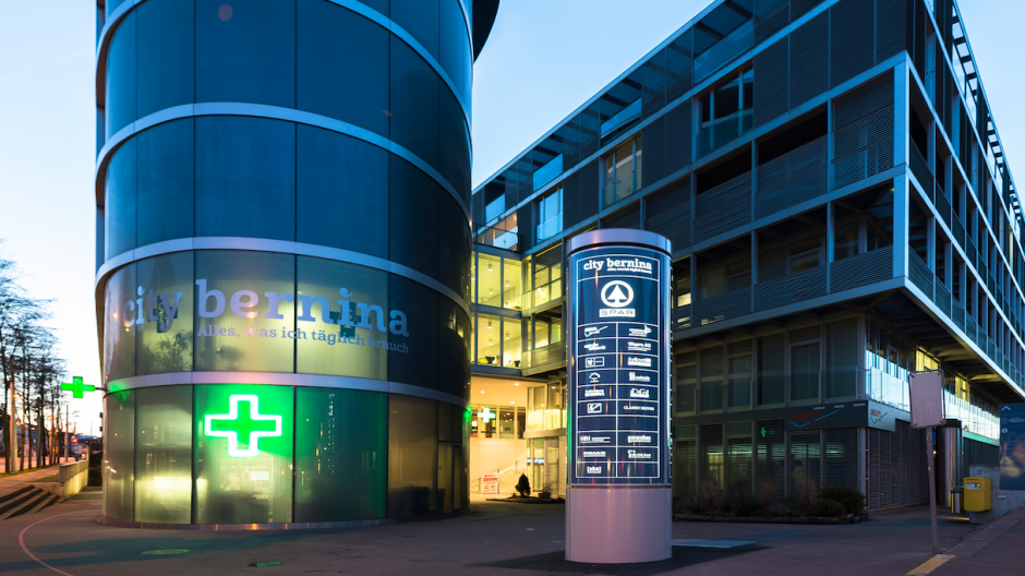 Frontwork: Jüngeres Kleid für Einkaufszentrum