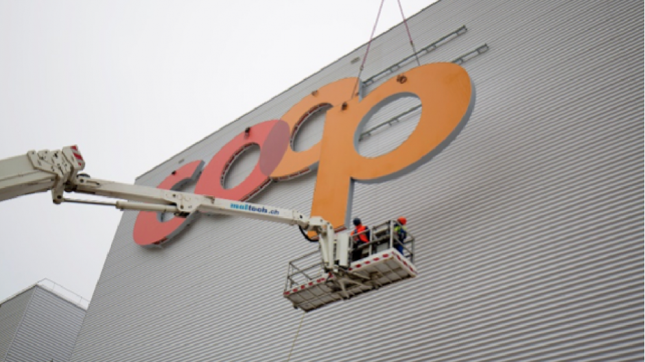 Westiform: Leuchtschrift für Coop in Giraffen-Grösse