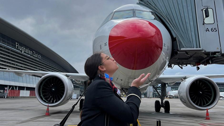 Swiss: Airbus A320neo mit roter Nase in Adventszeit