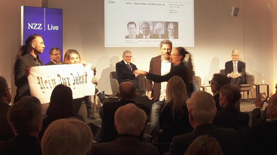 NZZ: Aktivisten stören Podium mit Eric Gujer