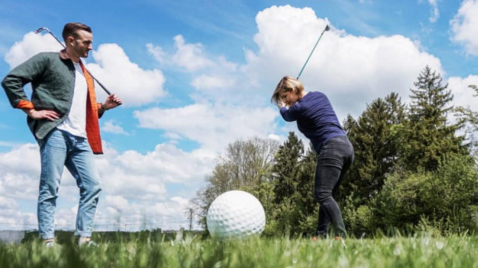 SRF: Anic Lautenschlager und Julian Thorner bitten zum Golf-Duell