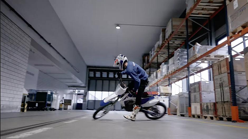 Stucki Action: Auf dem Motorrad durch die Lagerhalle