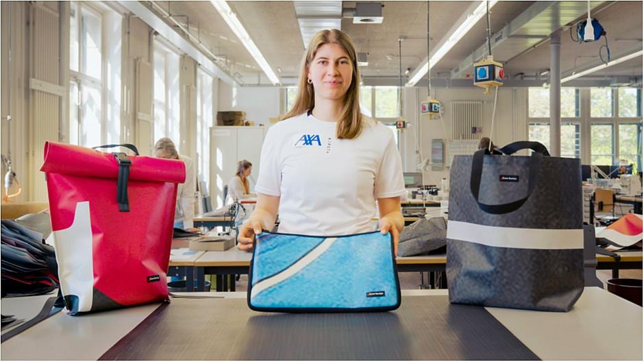 Axa: Aus dem Frauenfussball-Megaposter werden Taschen