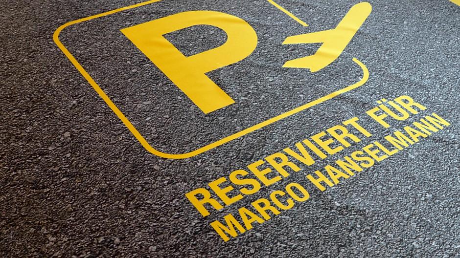 Agentur am Flughafen: Ausrollbarer VIP-Parkplatz für die Kunden