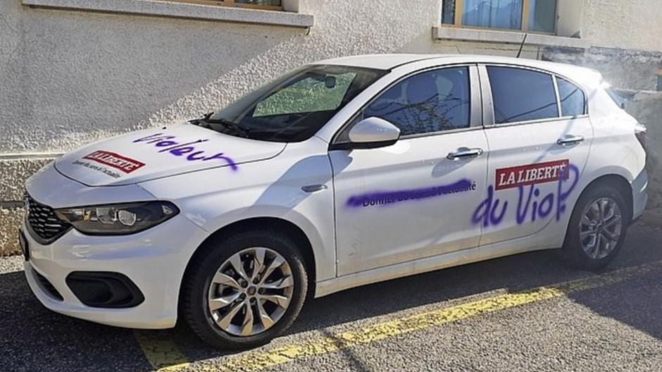 La Liberté: Autos der Westschweizer Zeitung versprayt