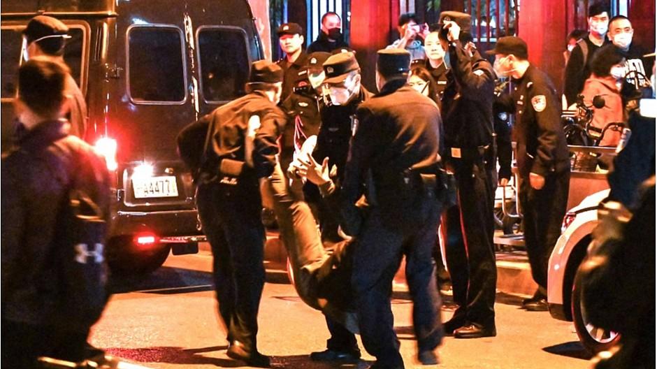 Demos in Shanghai: BBC-Reporter verhaftet und geschlagen worden