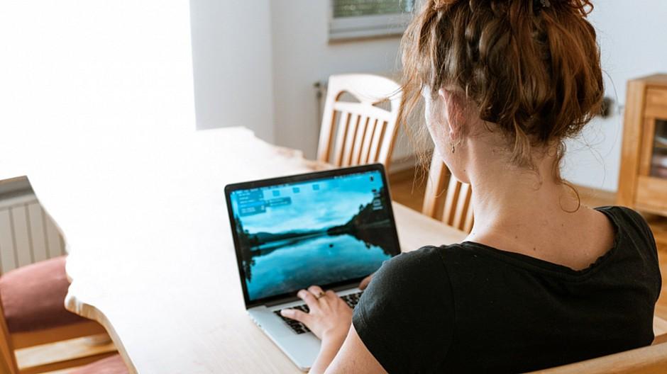 Umfrage über Arbeitssituation: Beschäftigte wünschen Möglichkeit für Teil-Homeoffice