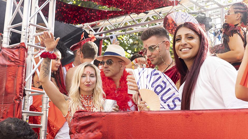 Street Parade: Bundespräsident mit Federboa am Techno-Umzug