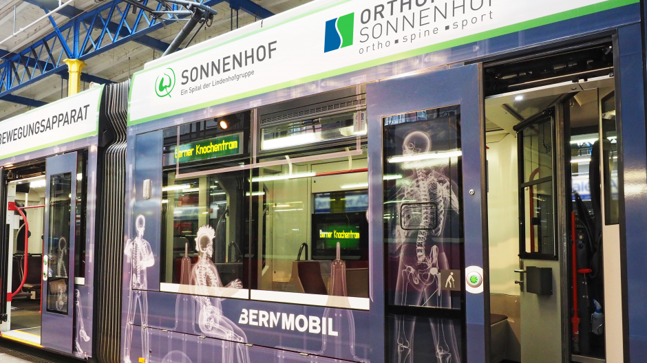 Lindenhofgruppe: «Knochentram» wirbt für Orthopädie-Abteilung