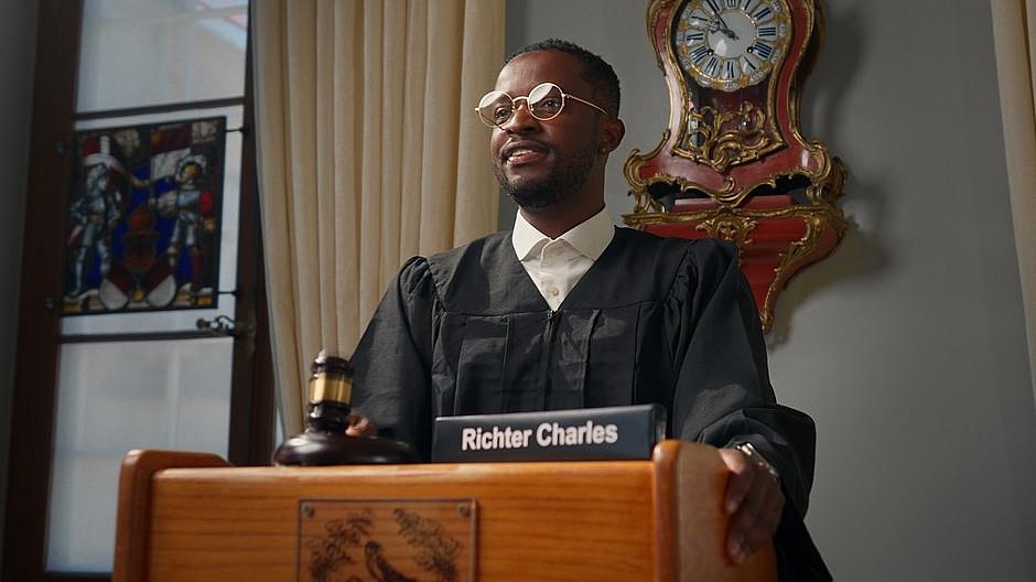 Zweiraab: Charles Nguela als Richter und Angeklagter