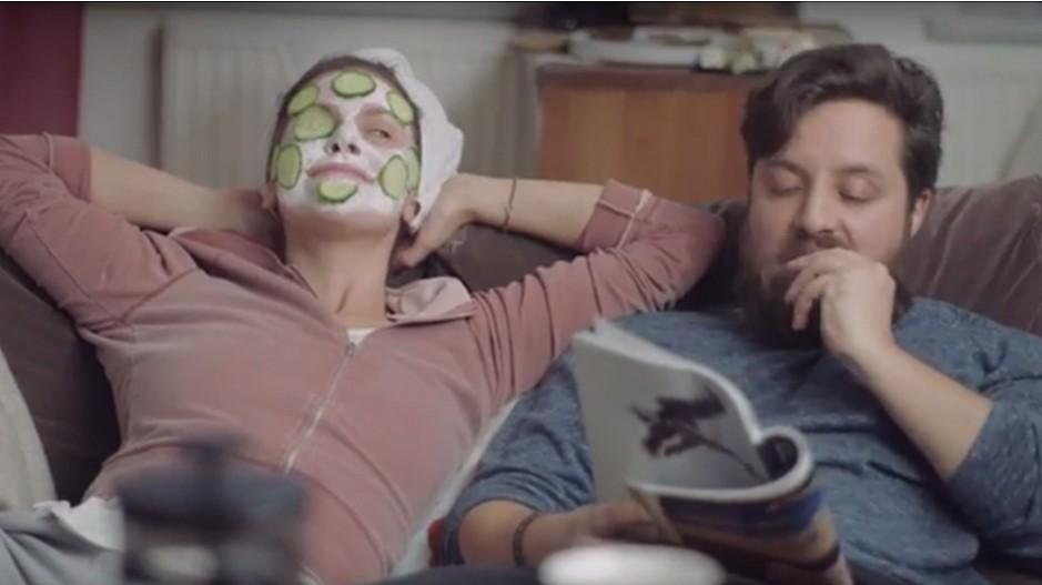 Publicis: Der Freundin die Gurke vom Gesicht wegessen