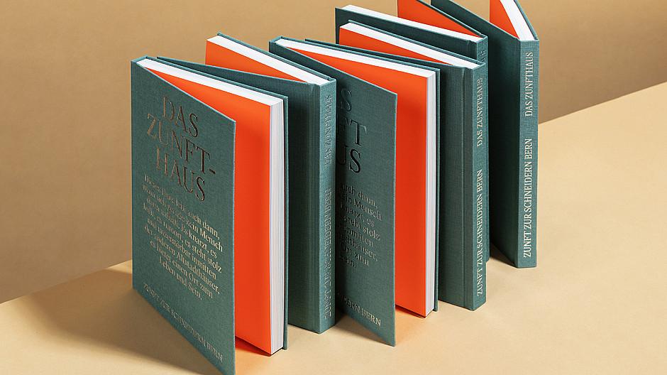 Studio Thom Pfister: Die Zunft zur Schneidern Bern in einem Buch