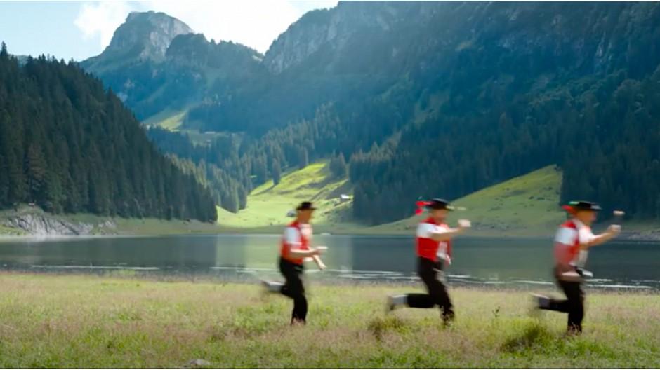 Contexta: Drei Sennen flitzen über Wald und Wiesen