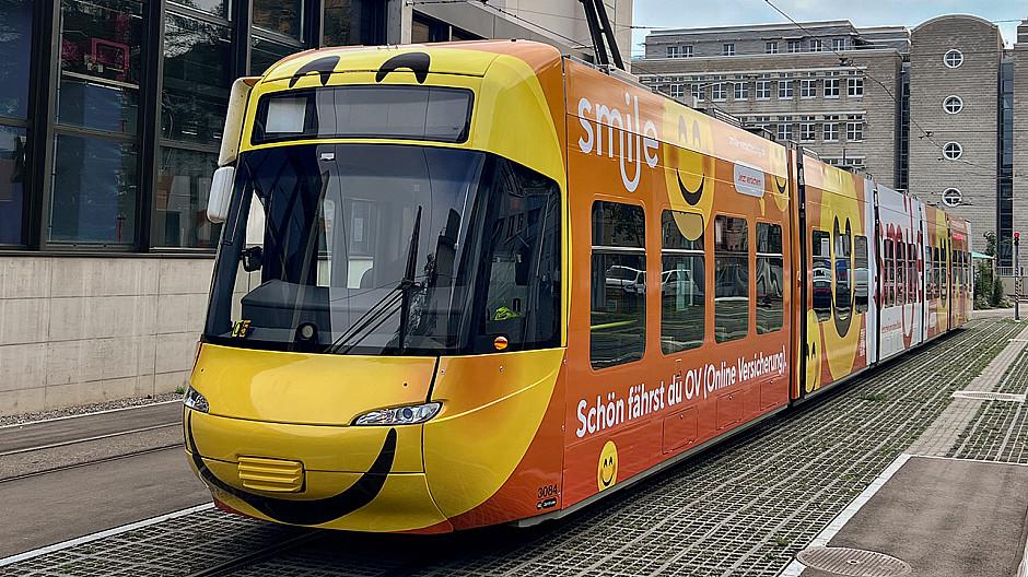 PAM: Ein Riesen-Smiley kurvt durch Zürich