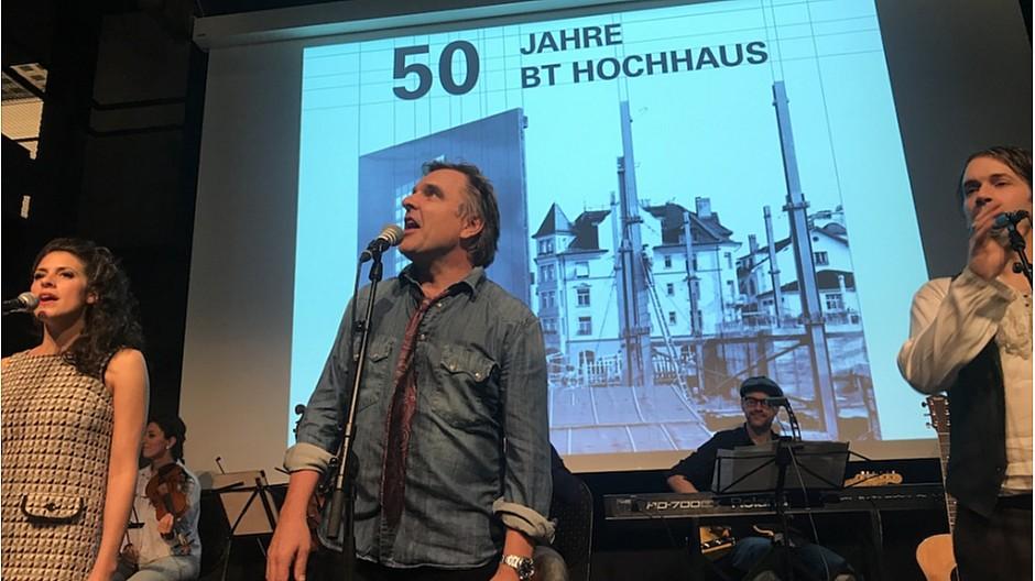 CH Media: Ein Turm widerspiegelt Mediengeschichte