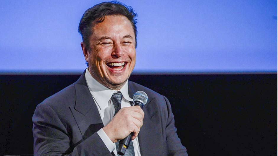 Twitter: Elon Musk fängt mit dem Umbau an