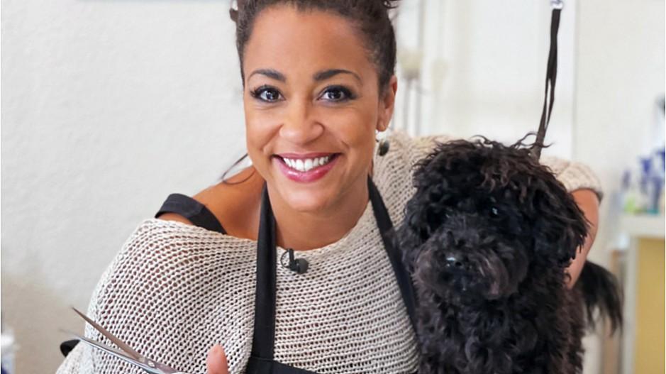 SRF: Fabienne Louves wagt sich als Hundecoiffeuse