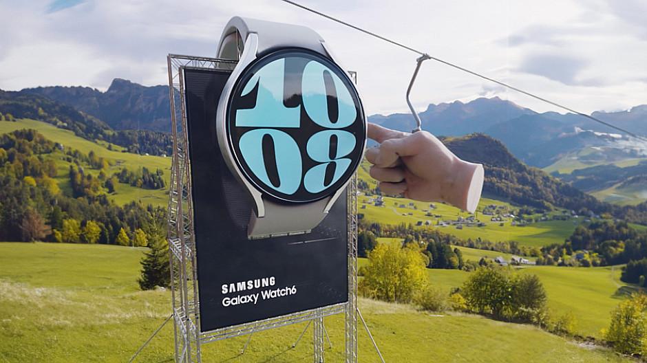 Sir Mary: Falsche Mega-Smartwatch vor echter Kulisse