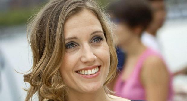 SRF: Florence Fischer moderiert das Streetgame "Sherlock hol’s"