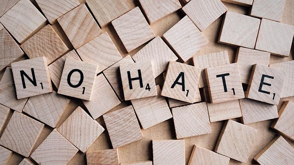Hetze im Internet: Frankreich geht gegen Hasskommentare vor