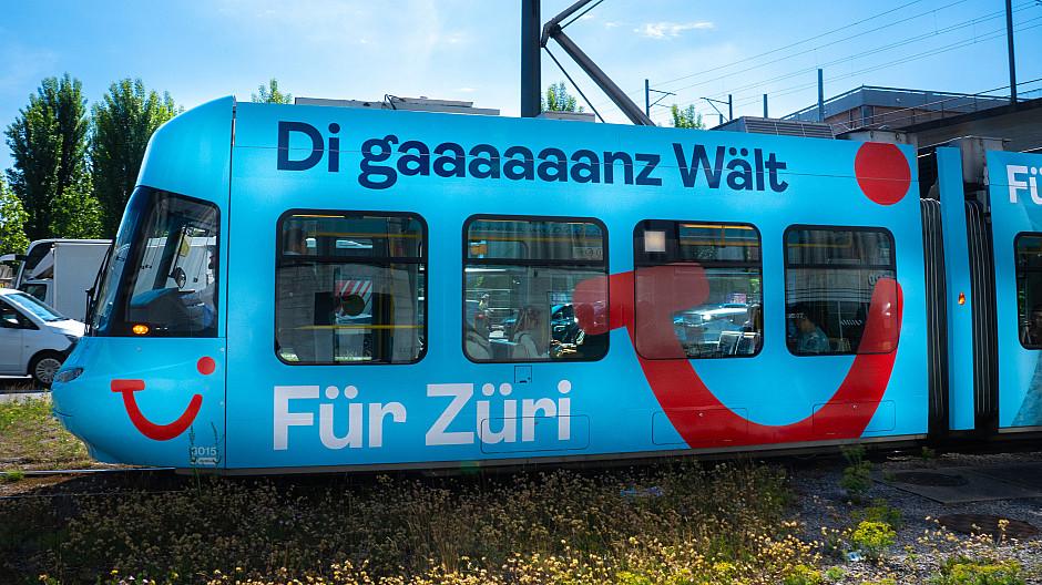 Top Line: Gebrandetes Tui-Tram rollt durch Zürich
