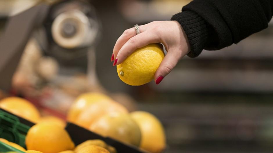 Wegen Corona: Grossverteiler öffnen ihre Supermärkte früher