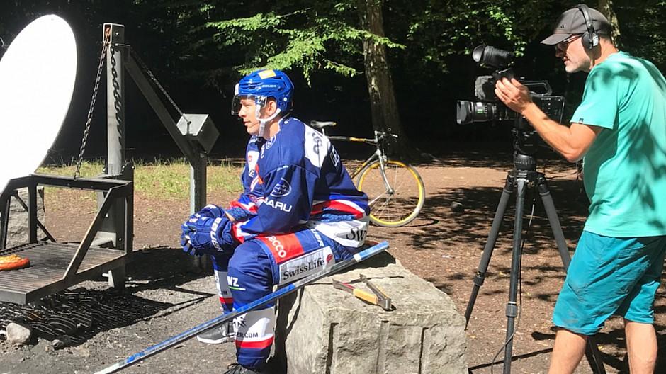 Xess Marketing: Hockeyspieler mitten im sommerlichen Zürich