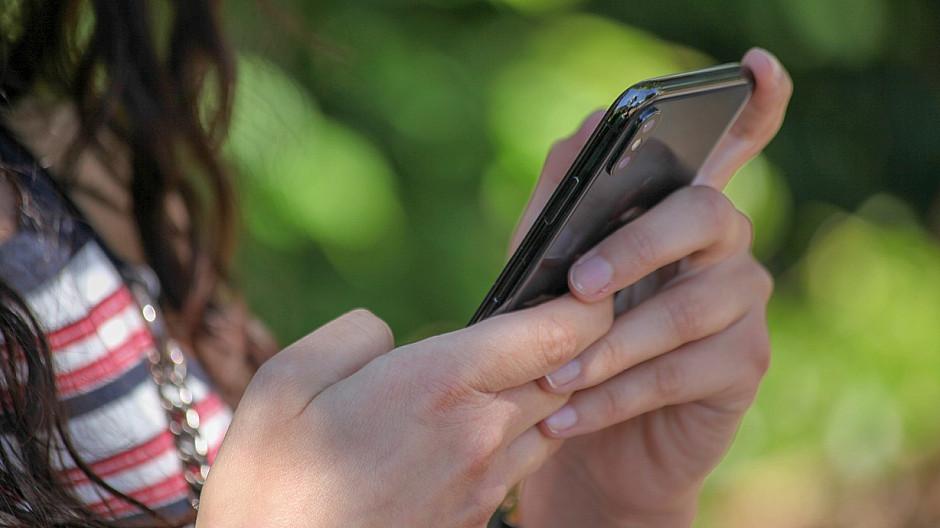 JamesFocus-Bericht: Jugendliche nutzen Handy knapp drei Jahre