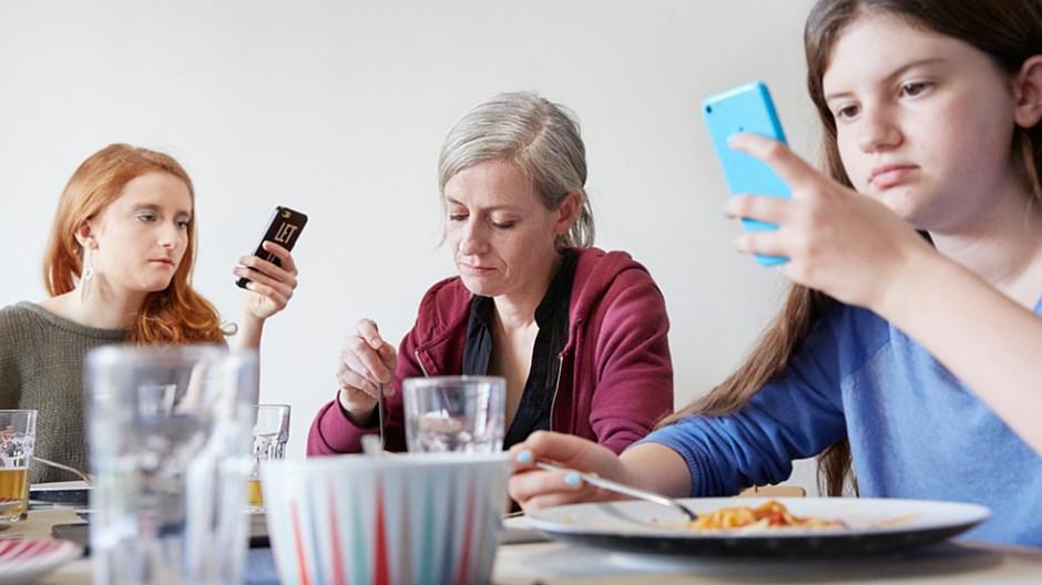 Studie: Jugendliche sind täglich vier Stunden online