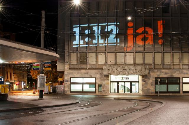 Juso: 1:12-Werbeslogans an UBS-Fassade gebeamt