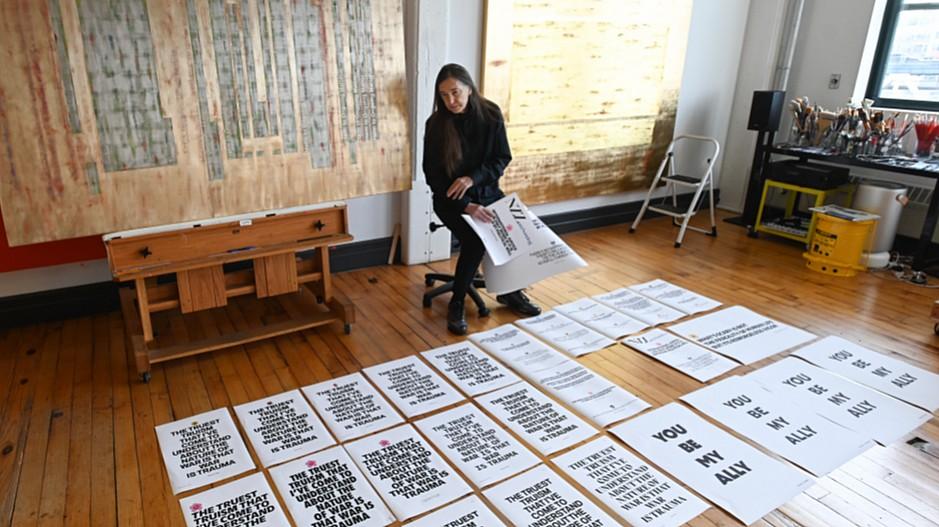 Jenny Holzer: Kunstausgabe für die NZZ am Sonntag gestaltet