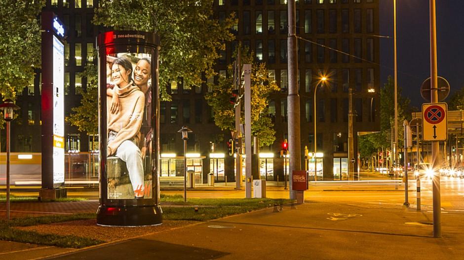 Neo Advertising: Leuchtdrehsäulen in Zug neu im Angebot