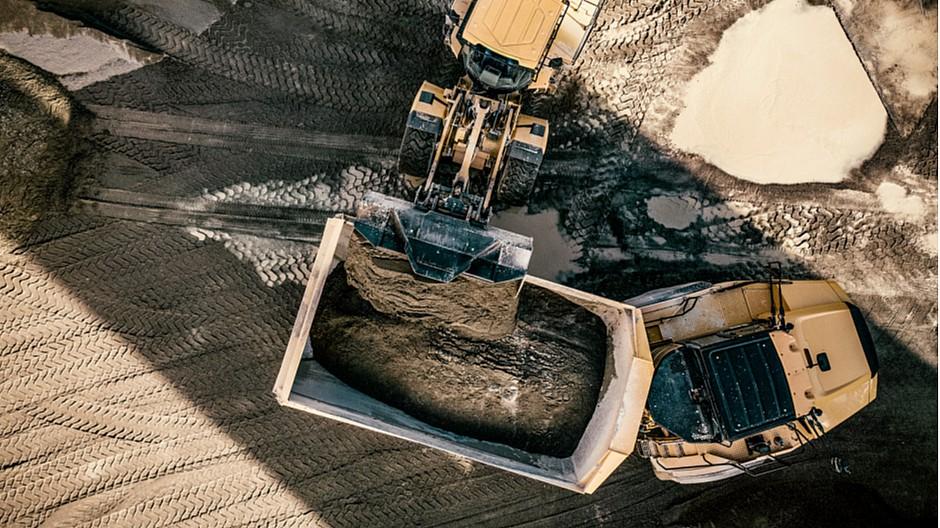 Rosarot: Mit der Drohne durchs Kieswerk