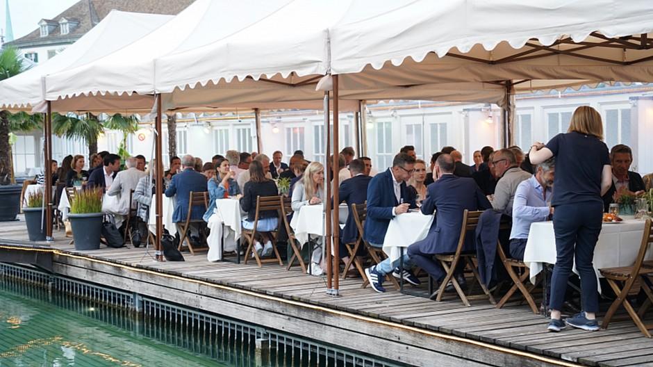 Sommerparty: Networking bei Wein, Roastbeef und Salat