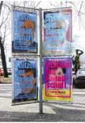 Rezyklierte Wahlplakate werben für Zürcher Schauspielhaus