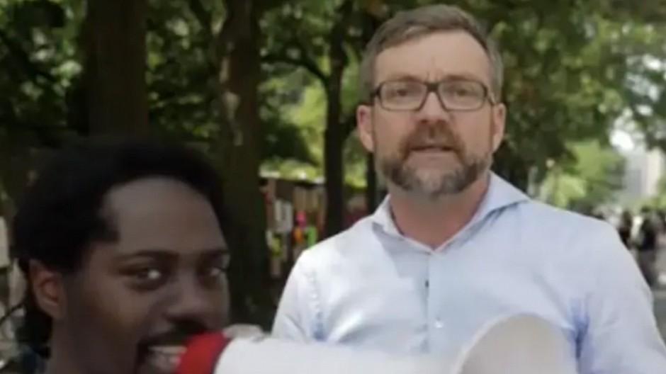 SRF Club: Peter Düggeli von Demonstrant gestört