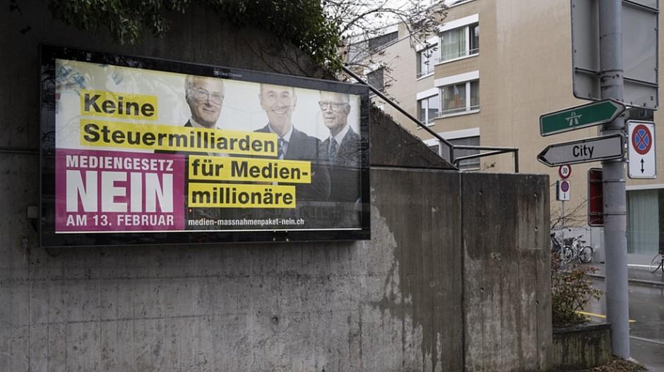 Medienpaket: Plakat sorgt für Aufruhr