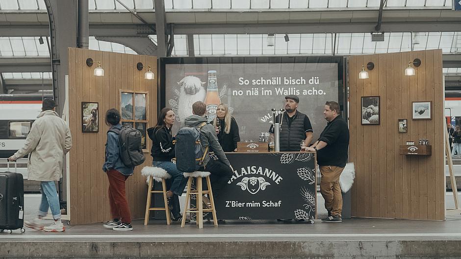 Brinkertlück: Plakatstelle wird zu Walliser Bar