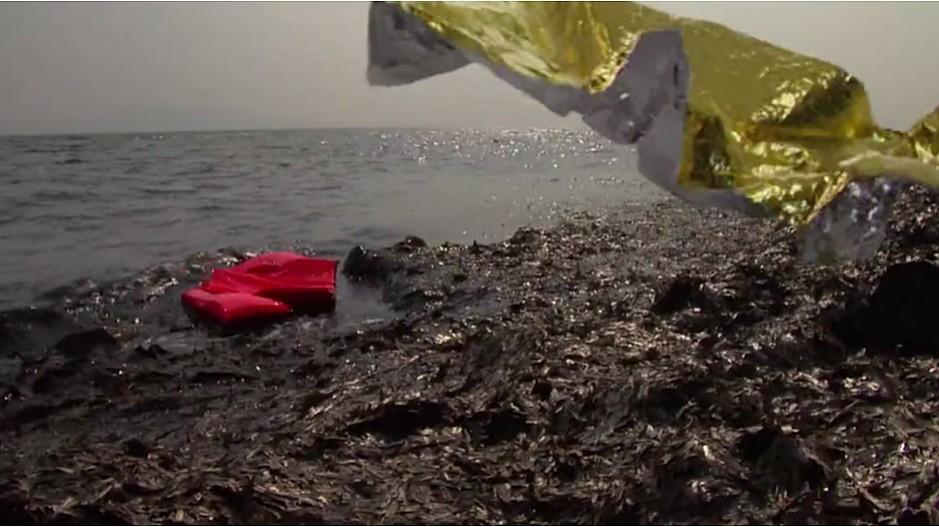 Amnesty International: Eingehüllt in Rettungsdecken für Flüchtlinge