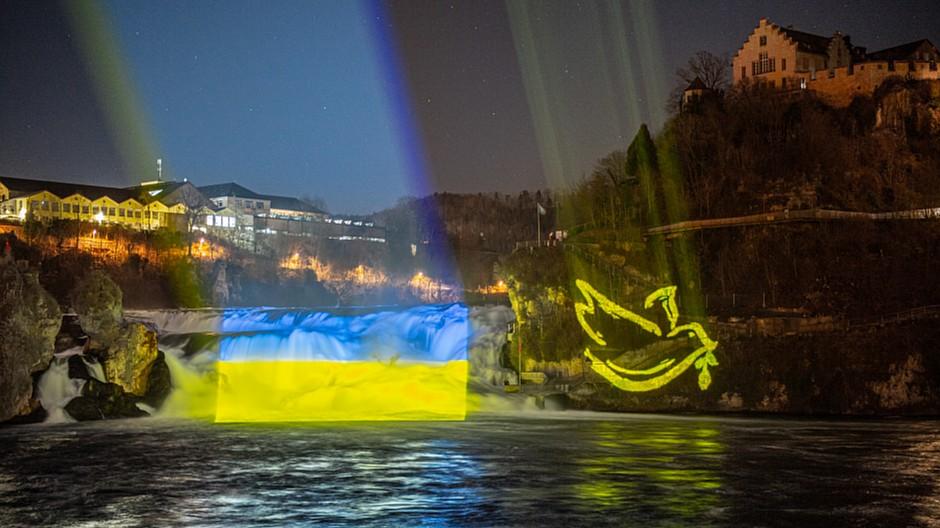 Hilfe für Ukraine: Rheinfall blau-gelb beleuchtet