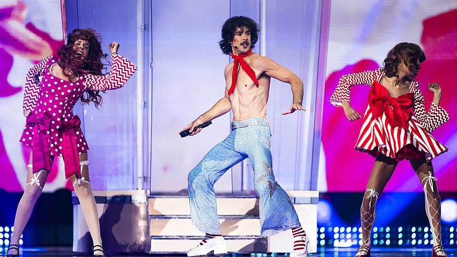 ESC: Riesen-Requisiten und kleine Überraschung