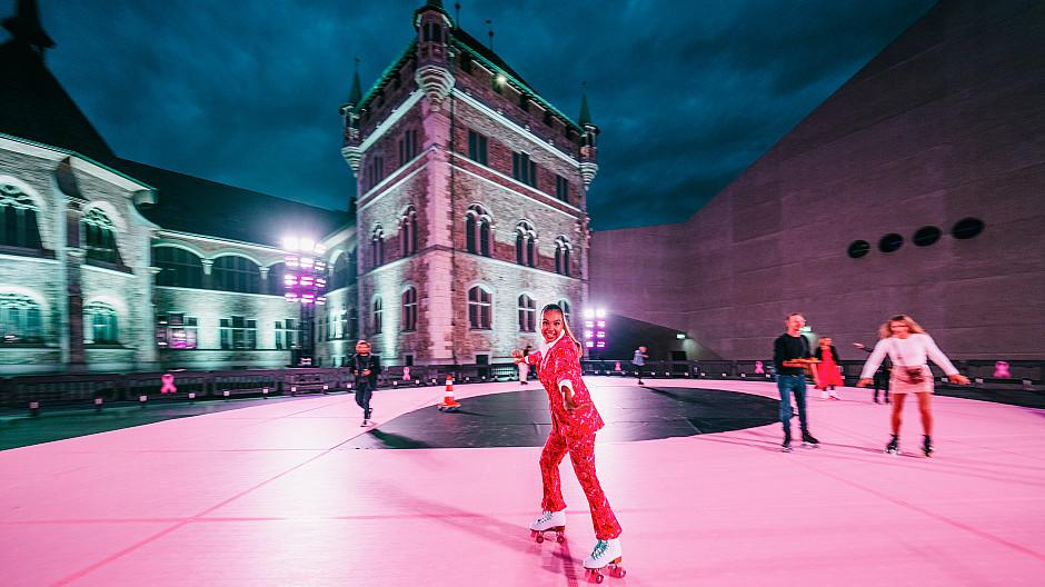 Jeff Zürich: Man rollte in und auf Pink vor dem Landesmuseum