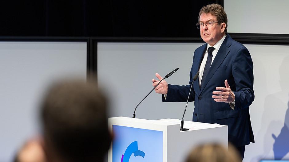 Medienwandel: Rösti zeigt sich besorgt über Sparkurs bei Medien