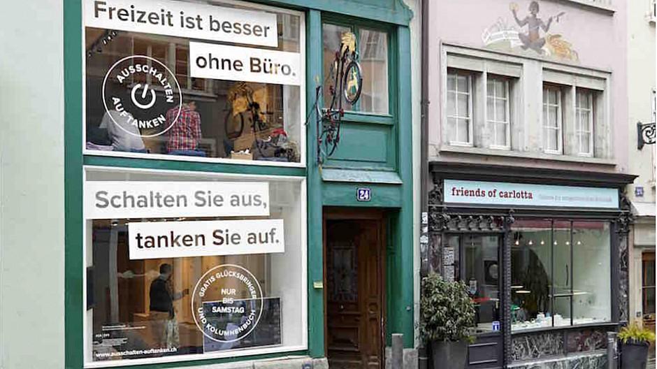 TBD.: Schreibtische zu Glücksbringern verarbeitet
